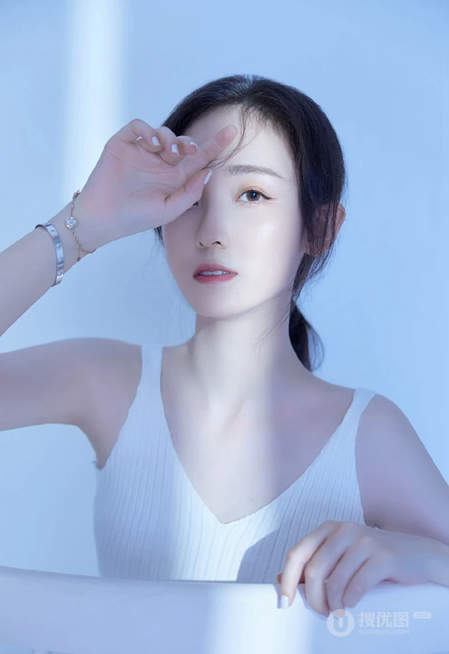 穿简约纯白肩带连衣裙的清新气质女生空房间光影写真摄影照片