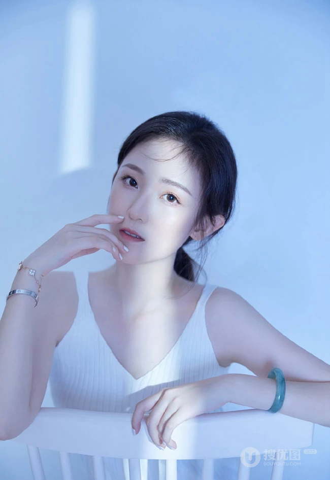 穿简约纯白肩带连衣裙的清新气质女生空房间光影写真摄影照片