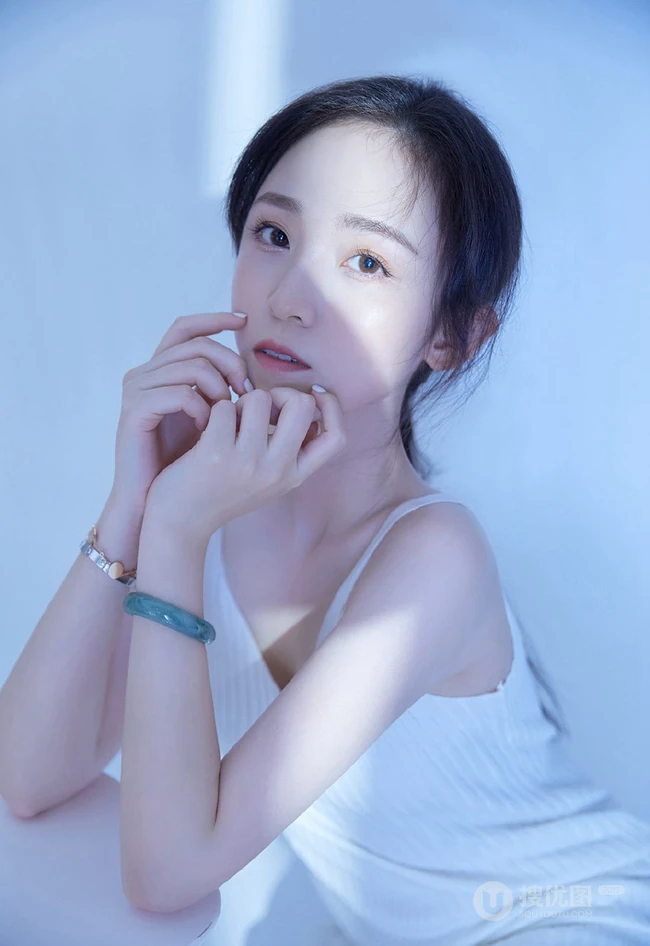 穿简约纯白肩带连衣裙的清新气质女生空房间光影写真摄影照片