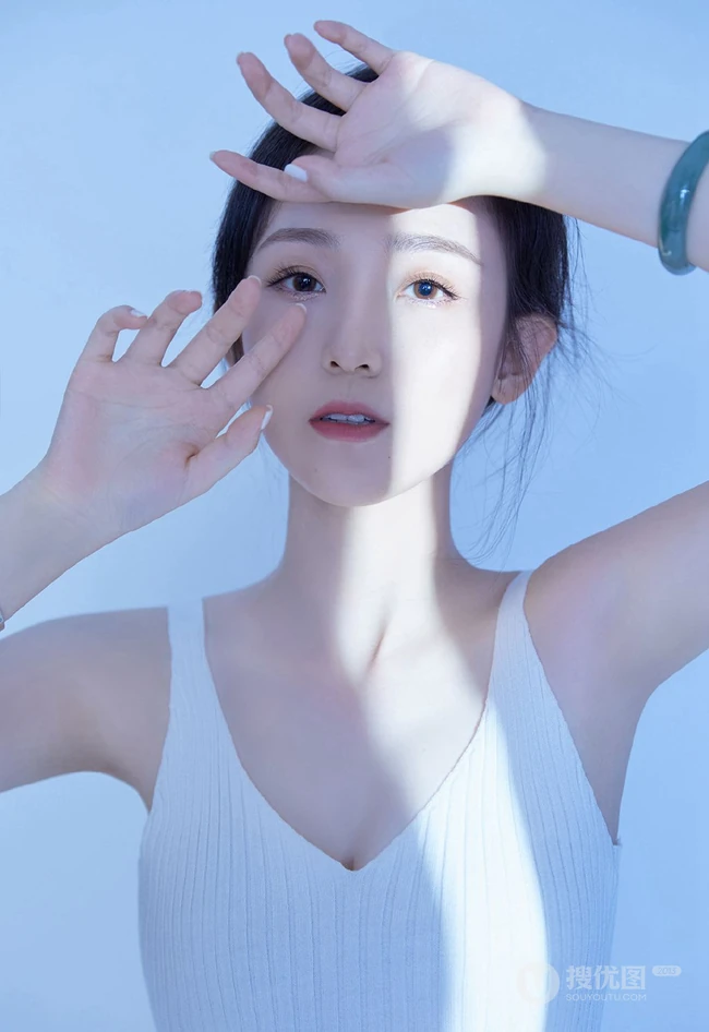 穿简约纯白肩带连衣裙的清新气质女生空房间光影写真摄影照片