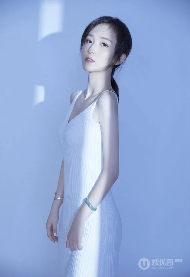 穿简约纯白肩带连衣裙的清新气质女生空房间光影写真摄影照片