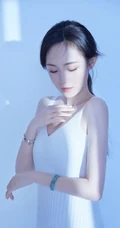 穿简约纯白肩带连衣裙的清新气质女生空房间光影写真摄影照片