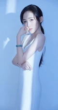 穿简约纯白肩带连衣裙的清新气质女生空房间光影写真摄影照片
