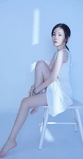 穿简约纯白肩带连衣裙的清新气质女生空房间光影写真摄影照片
