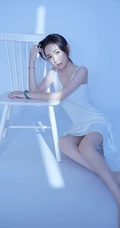 穿简约纯白肩带连衣裙的清新气质女生空房间光影写真摄影照片