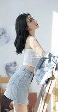 肩部有纹身的画画女生紧身肩带背心牛仔裙小露匀称上围线条感小气质写真照