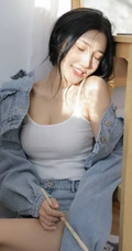肩部有纹身的画画女生紧身肩带背心牛仔裙小露匀称上围线条感小气质写真照