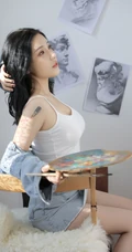 肩部有纹身的画画女生紧身肩带背心牛仔裙小露匀称上围线条感小气质写真照
