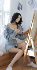 肩部有纹身的画画女生紧身肩带背心牛仔裙小露匀称上围线条感小气质写真照