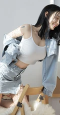 肩部有纹身的画画女生紧身肩带背心牛仔裙小露匀称上围线条感小气质写真照