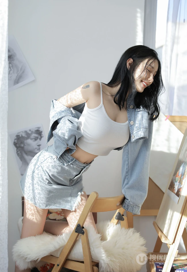 肩部有纹身的画画女生紧身肩带背心牛仔裙小露匀称上围线条感小气质写真照