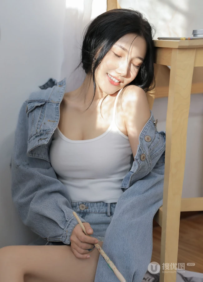 肩部有纹身的画画女生紧身肩带背心牛仔裙小露匀称上围线条感小气质写真照