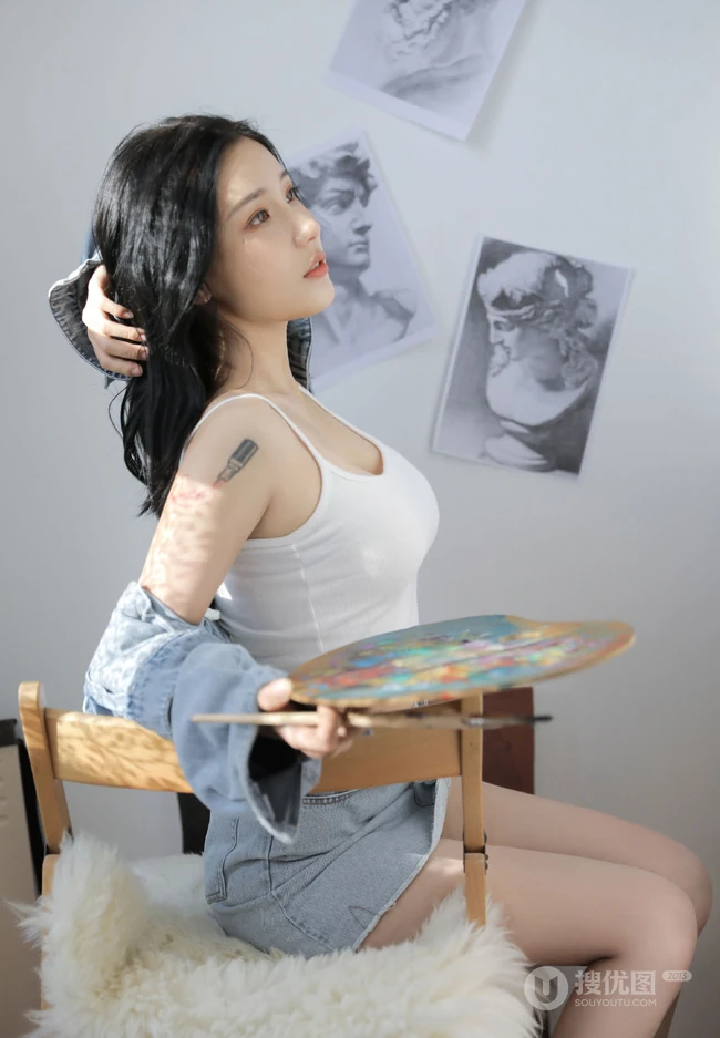 肩部有纹身的画画女生紧身肩带背心牛仔裙小露匀称上围线条感小气质写真照