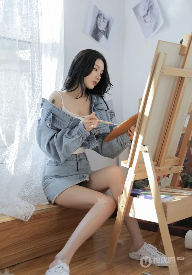 肩部有纹身的画画女生紧身肩带背心牛仔裙小露匀称上围线条感小气质写真照