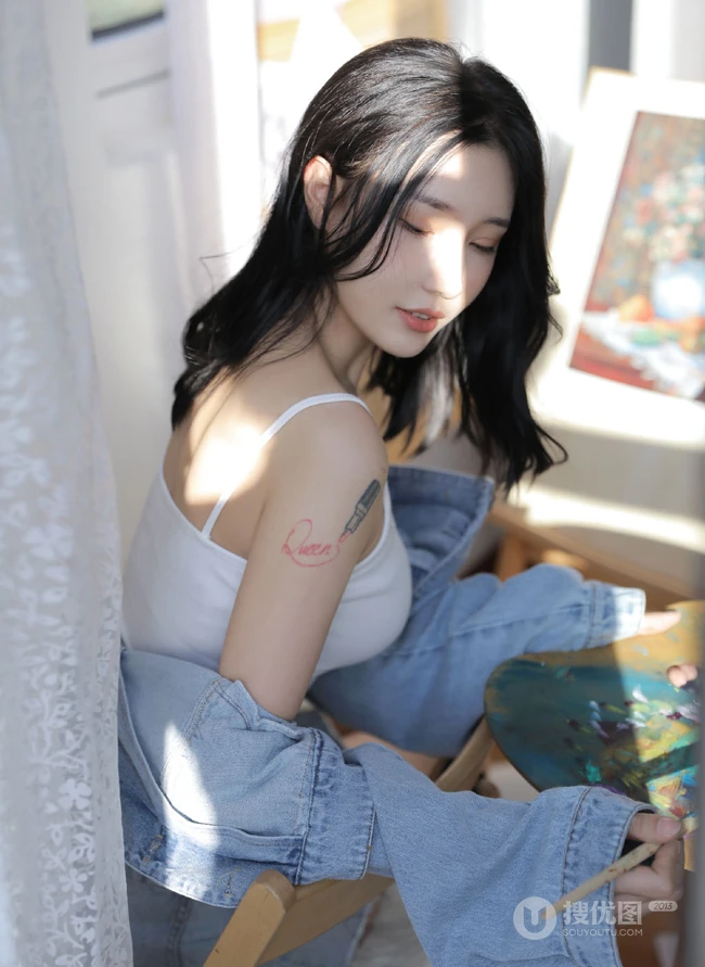 肩部有纹身的画画女生紧身肩带背心牛仔裙小露匀称上围线条感小气质写真照