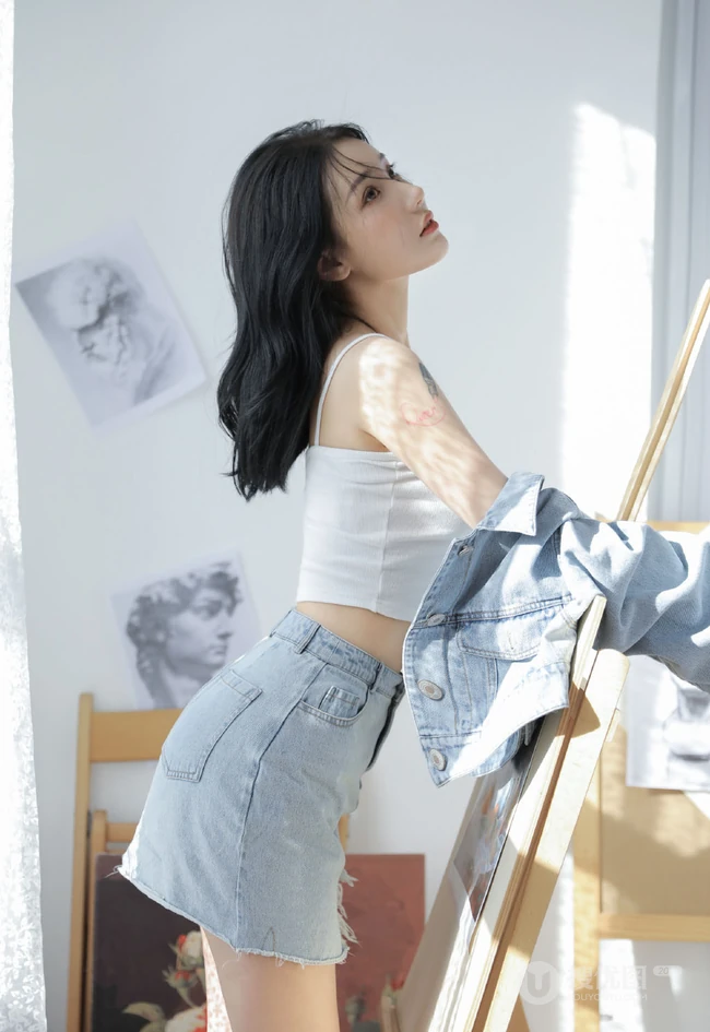 肩部有纹身的画画女生紧身肩带背心牛仔裙小露匀称上围线条感小气质写真照