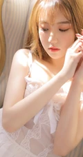 有唇钉的浅粉白皙染发女生V领肩带蕾丝白裙超美摄影写真美照