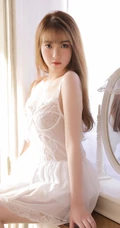有唇钉的浅粉白皙染发女生V领肩带蕾丝白裙超美摄影写真美照