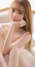 有唇钉的浅粉白皙染发女生V领肩带蕾丝白裙超美摄影写真美照