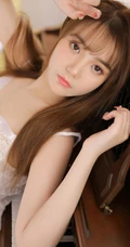 有唇钉的浅粉白皙染发女生V领肩带蕾丝白裙超美摄影写真美照
