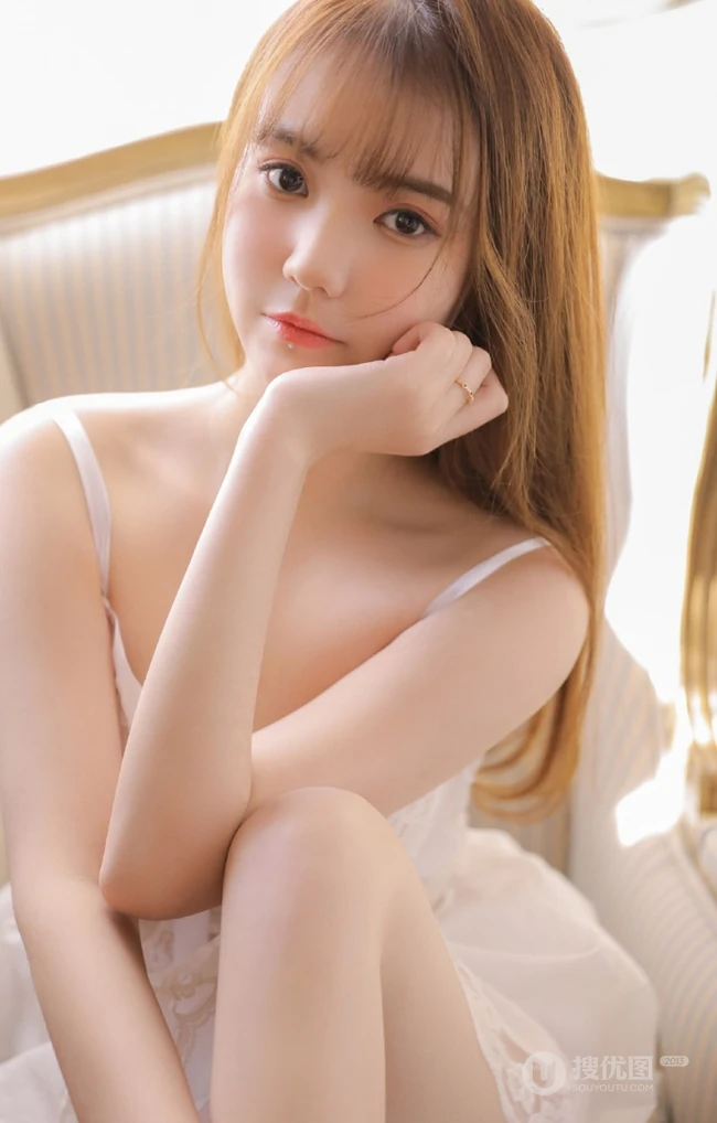 有唇钉的浅粉白皙染发女生V领肩带蕾丝白裙超美摄影写真美照