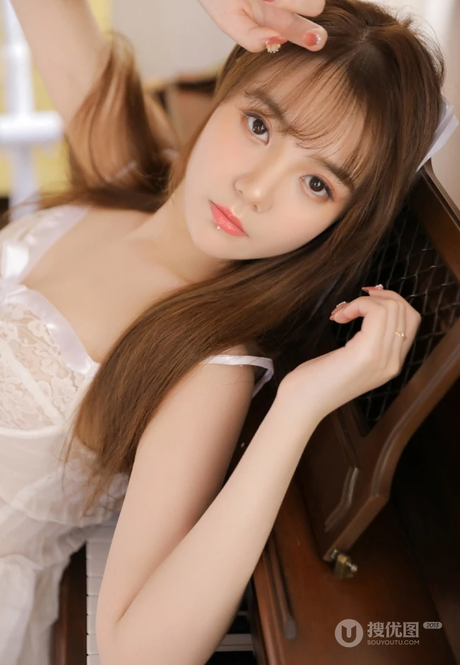 有唇钉的浅粉白皙染发女生V领肩带蕾丝白裙超美摄影写真美照