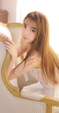 有唇钉的浅粉白皙染发女生V领肩带蕾丝白裙超美摄影写真美照
