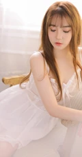 有唇钉的浅粉白皙染发女生V领肩带蕾丝白裙超美摄影写真美照