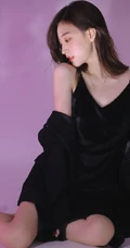 气质冷艳气质女生轻熟黑色真丝肩带睡裙棚拍纯人像摄影写真图集
