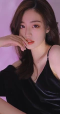 气质冷艳气质女生轻熟黑色真丝肩带睡裙棚拍纯人像摄影写真图集