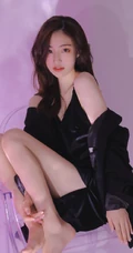 气质冷艳气质女生轻熟黑色真丝肩带睡裙棚拍纯人像摄影写真图集