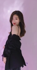 气质冷艳气质女生轻熟黑色真丝肩带睡裙棚拍纯人像摄影写真图集