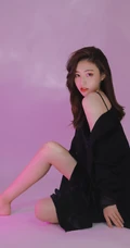 气质冷艳气质女生轻熟黑色真丝肩带睡裙棚拍纯人像摄影写真图集