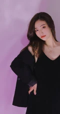 气质冷艳气质女生轻熟黑色真丝肩带睡裙棚拍纯人像摄影写真图集