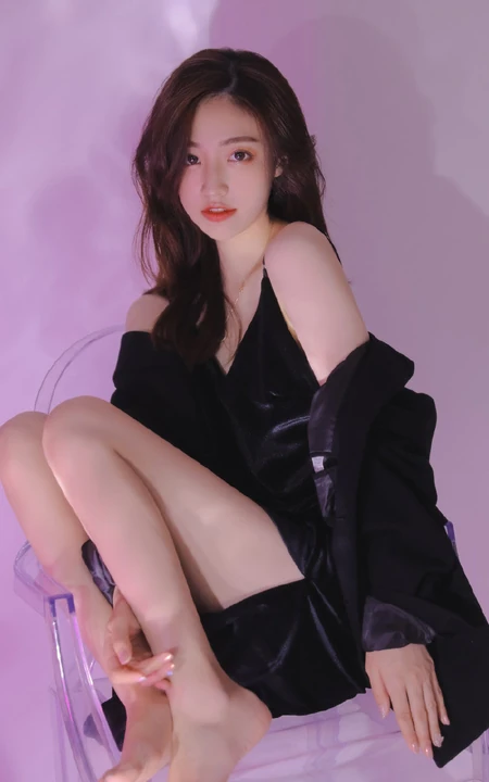 气质冷艳气质女生轻熟黑色真丝肩带睡裙棚拍纯人像摄影写真图集