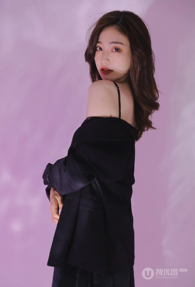 气质冷艳气质女生轻熟黑色真丝肩带睡裙棚拍纯人像摄影写真图集