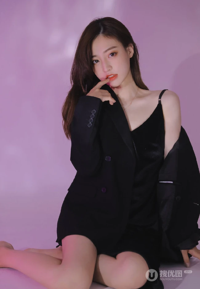 气质冷艳气质女生轻熟黑色真丝肩带睡裙棚拍纯人像摄影写真图集