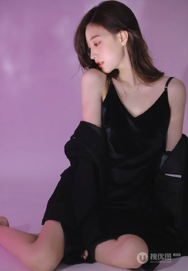 气质冷艳气质女生轻熟黑色真丝肩带睡裙棚拍纯人像摄影写真图集