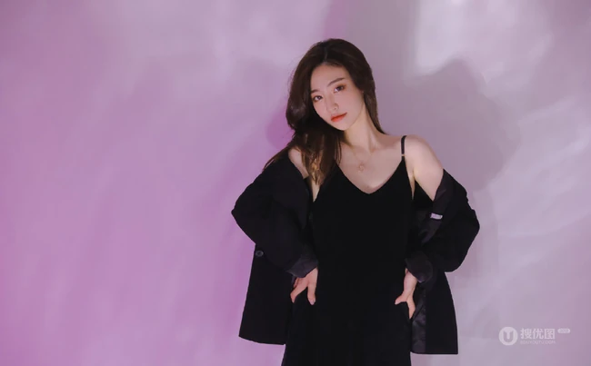 气质冷艳气质女生轻熟黑色真丝肩带睡裙棚拍纯人像摄影写真图集