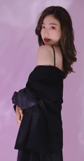 气质冷艳气质女生轻熟黑色真丝肩带睡裙棚拍纯人像摄影写真图集
