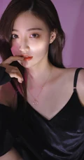 气质冷艳气质女生轻熟黑色真丝肩带睡裙棚拍纯人像摄影写真图集