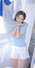 清纯可爱笑容动人的蓝衣短裙长筒袜女生洗衣整理房间纯美室内图片