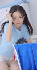 清纯可爱笑容动人的蓝衣短裙长筒袜女生洗衣整理房间纯美室内图片
