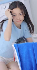 清纯可爱笑容动人的蓝衣短裙长筒袜女生洗衣整理房间纯美室内图片