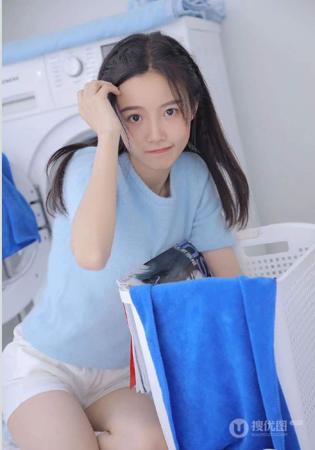 清纯可爱笑容动人的蓝衣短裙长筒袜女生洗衣整理房间纯美室内图片