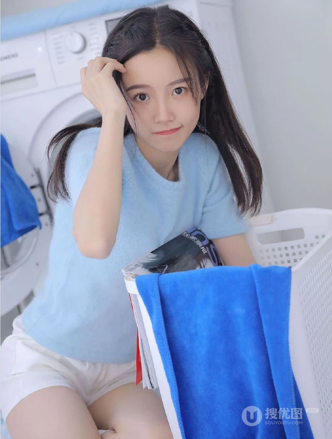 清纯可爱笑容动人的蓝衣短裙长筒袜女生洗衣整理房间纯美室内图片