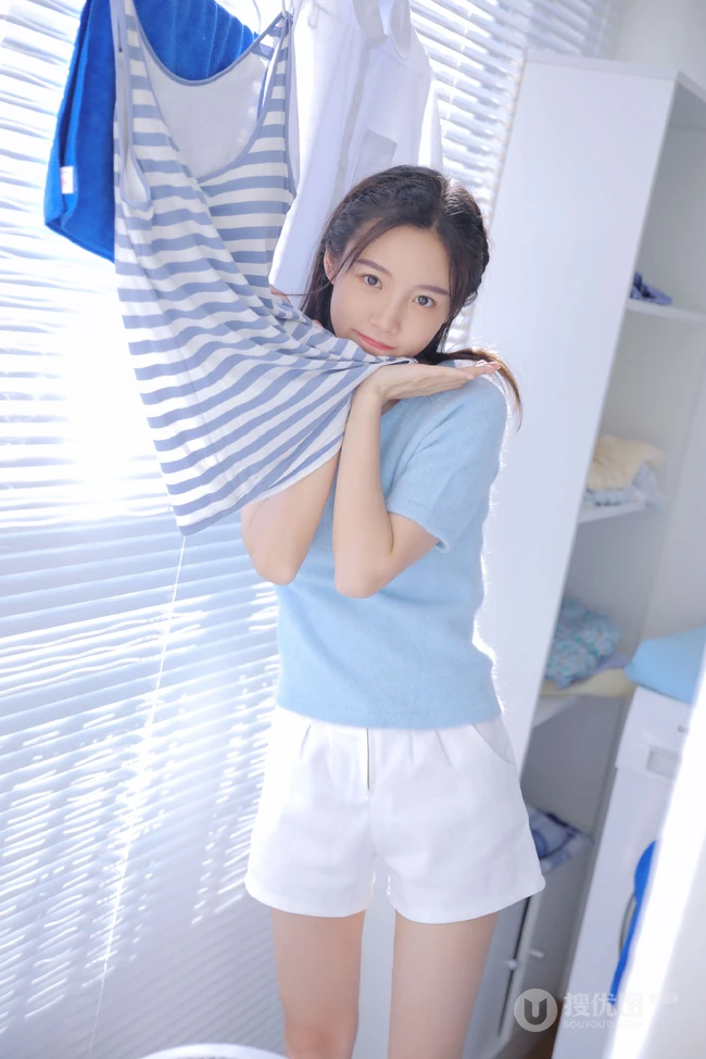 清纯可爱笑容动人的蓝衣短裙长筒袜女生洗衣整理房间纯美室内图片