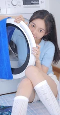 清纯可爱笑容动人的蓝衣短裙长筒袜女生洗衣整理房间纯美室内图片