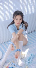 清纯可爱笑容动人的蓝衣短裙长筒袜女生洗衣整理房间纯美室内图片