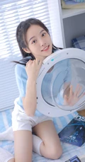 清纯可爱笑容动人的蓝衣短裙长筒袜女生洗衣整理房间纯美室内图片